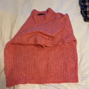 Stickad Tröja  - Stickad tröja från lager 157. Köpt en månad sedan, använd ett få par gånger. Storlek M. 