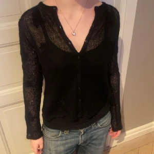 Mohairkofta - Svart skir kofta i mohair med blomsterbroderier🖤Så himla fin! Använd en gång, i princip nyskick. Passar XS-M. Skriv vid funderingar och kolla in mina andra annonser💕