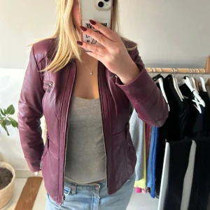 Lila skinnjacka  - Lila skinnjacka i strl 36 men passar mig som normalt sätt har strl 38-40 i toppar (M-L)!! Superfint skick!!