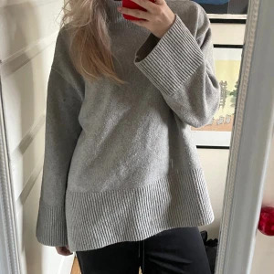 Grå stickad tröja - Jättefin grå stickad tröja. Med polo