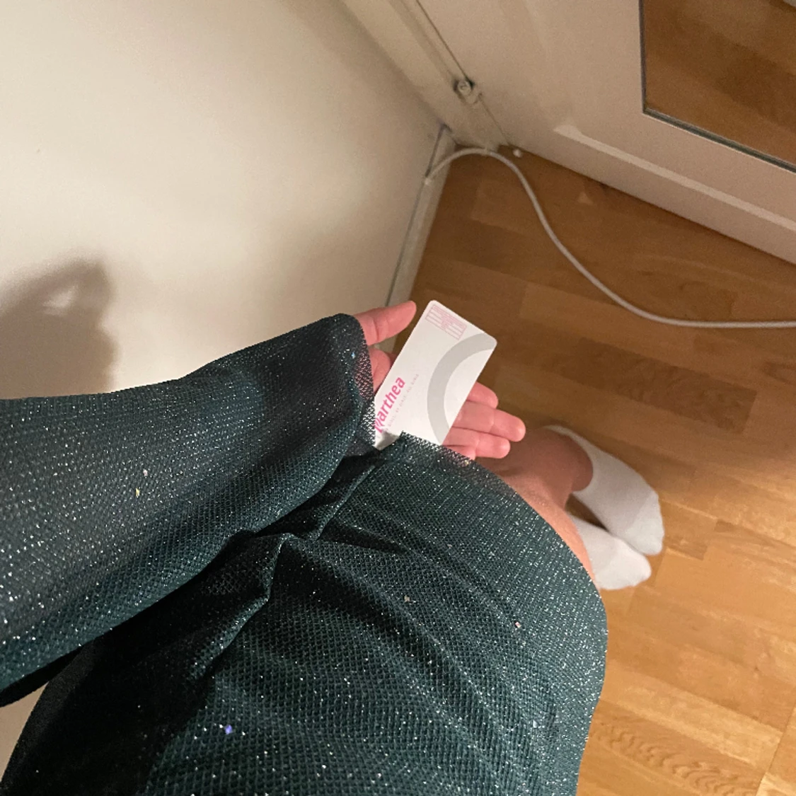 Glittrig klänning med öppen rygg - 91
