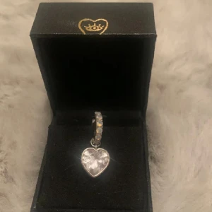 Maria Nilsdotter liknande örhänge  - Hej, säljer mitt Maria Nilsdotter likande örhänge. Knappt använd, säljer då ja inte är en silver person längre, nypris 500kr💕