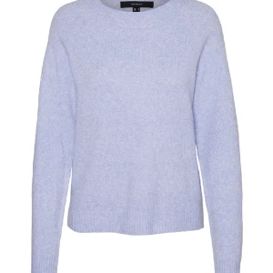 Stickad tröja  - Säljer min lila stickade tröja från Vera Moda 💗 fick i julklapp och helt oanvänd💓  Den har en lite defekt som man kan se på bild 3 men annars inget annat💗  Skriv för fler frågor och bilder!💓  