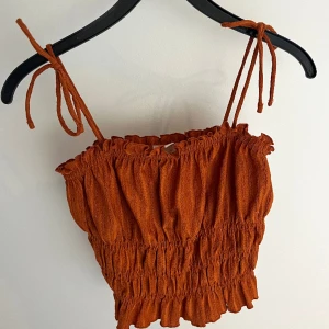 Top H&M - Orange top från H&M i storlek S. Superfin orange färg som passar perfekt till sommaren. Använd men i bra skick! Skriv för fler bilder💓