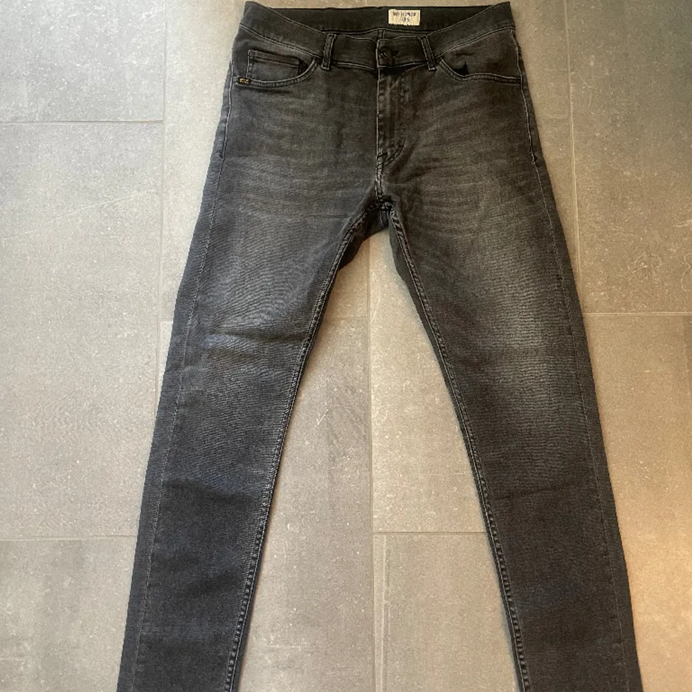 Tja! Ett par Tiger of Sweden jeans i mycket bra skick. Storleken är 34. Nypris runt 1500kr, mitt pris 399kr. Hör av dig vid frågor!. Jeans & Byxor.