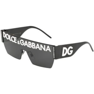 Dolce Gabbana logo - Dolce Gabbana logo solglasögon, knappt använda. Kommer med kvitto och fodral.