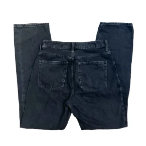 svarta straight fit jeans - säljer dessa snygga straight fit jeans från hm, de är i bra skick. om du har frågor så är det bara att kontakta mig.