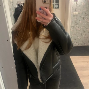 Skinmjacka med päls - Från NAKD🤍 Inte äkta päls. Köpt för 350kr på rea. Lappen är kvar. Inte används en enda gång. Säljer för 200kr. Storlek 32 men den känns större. 