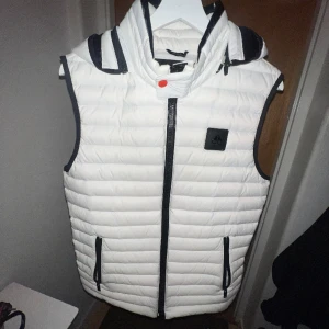 Moose Knuckles väst - Iprincip helt ny vit Moose Knuckles väst (använd 1 gång) storlek S/P.  Nypris 4699kr