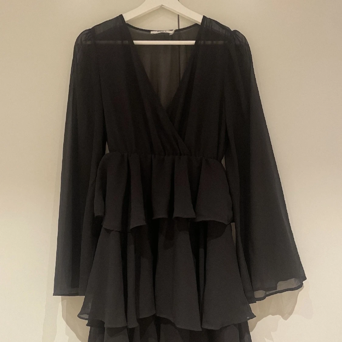 Svart volangklänning