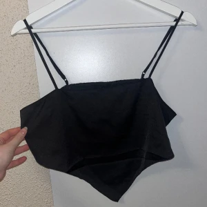 Svart topp 🖤 - Söt oanvänd topp från H&M!🎀 Går att justera axelbanden, samt så är det ett extra lager tyg vid brösten för extra support.🖤 Går att få i billigare paketpris om du även är intresserad av nått annat på min plick!💞