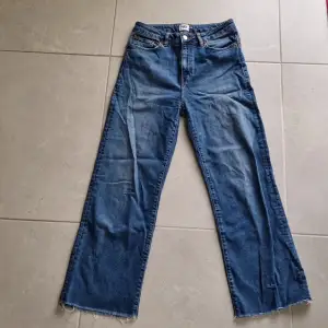 Ett par sköna och snygga jeans men litet handgjort broderi (Se bild 3) på baksidan. Inga skador eller fläckar. Använt okej mycket men blev sedan för små för mig.