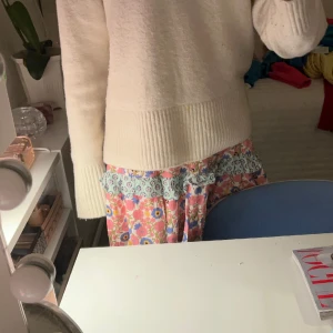Zara kjol - Jättetrendig midikjol som jag köpte för ett år sedan. Helt perfekt till sommaren!!