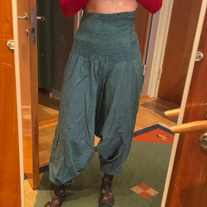Haremsbyxor - Ett par turkosa haremsbyxor med resår i midjan 🩵Väldigt bohemiska och coola. Köpta secondhand och i mestadels bra skick. De är låga emellan benen och har ett resårband som gått av på midjan men det syns eller känns ej. 