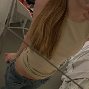 Beiget linne - Jättefint beiget linne från Weekday. Aldrig använd!!❤️