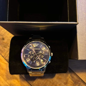 Armani klocka  - Helt ny oanvänd Emporio Armani Renato AR2448 klocka i silver/blå.