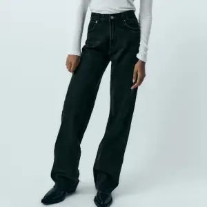 Svarta raka jeans från zara i storlek 34💕