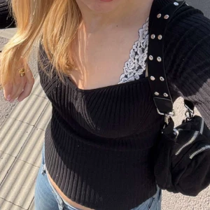 Söt ribbad topp - Fin topp som inte kommer till användning längre, använd ca 3 gånger och inga defekter på den väldigt stretchig så kan passa de flesta storlekar😊💗