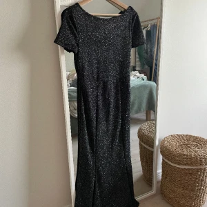 Glittrig klänning med öppen rygg - Säljer denna klänning, likadan klänning som förra annonsen men i storlek M. Jag är 163cm. Köparen står för frakten