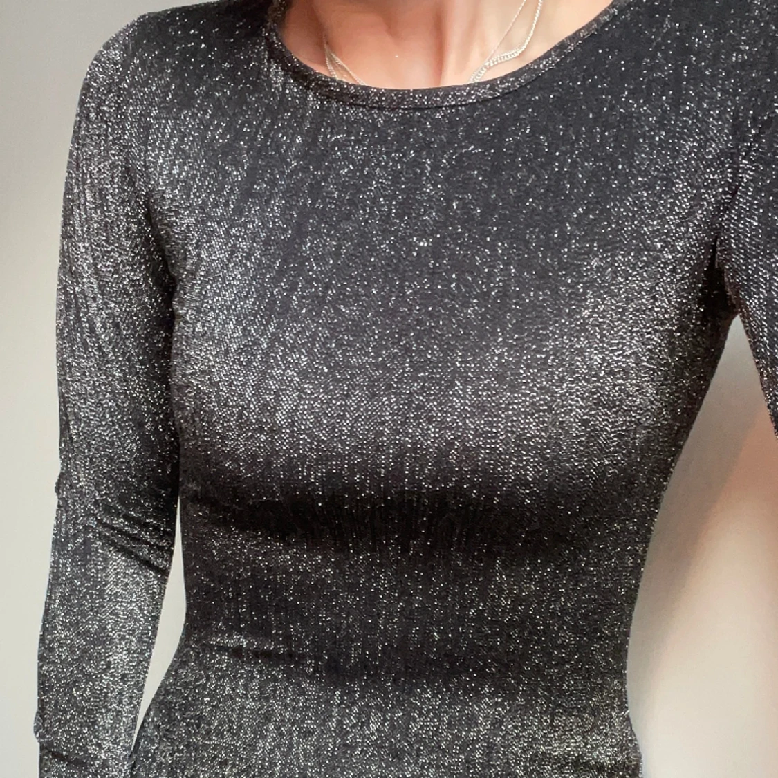 Glittrig klänning med fin rygg - 90