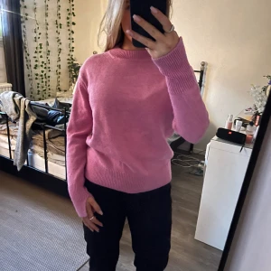 Stickad tröja - Superfin och härlig rosa stickad tröja med slits vid händerna💕 Använd enstaka gånger!