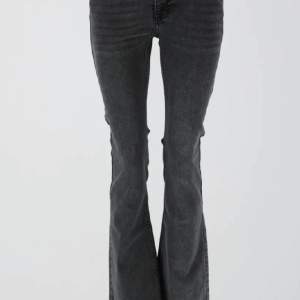 Low waist bootcut jeans från Ginatricot! Stl 44, jättefint skick då det endast är använda ca 3 gånger💗 Säljer då det är för korta för mig som är 175! Köpta för 500kr
