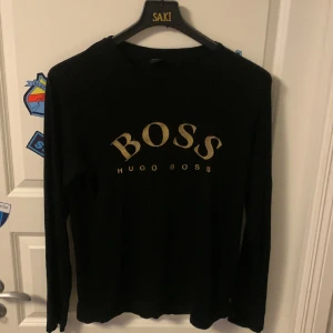 hugo boss sweat shirt - Slim fit , har inte haft den så länge bara det att den inte passar mig, perfekt skick inget hål osv, 