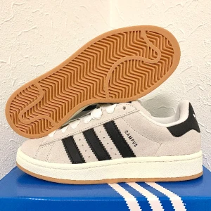 Adidas Campus 00s "Crystal White/Core Black" -  Storlek: W US 6,5 | EU 38 | 👟 Storlek: W US 7 | EU 38 2/3 | 👟  Skick: 10/10 Oanvända   Pris: 1499kr/st  Instagram: Heatonfeet040