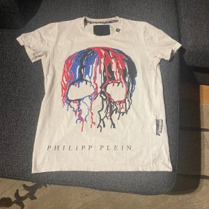 Philipp plein t-shirt - Vit Philipp plein t-shirt i mycket bra skick. 10/10. Skriv för mer information, priset kan diskuteras vid snabb affär😊🤙🏽