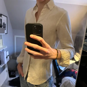 Linneskjorta  - Linneskjorta från uniqlo som knappt har använts.  Nypris 600kr 