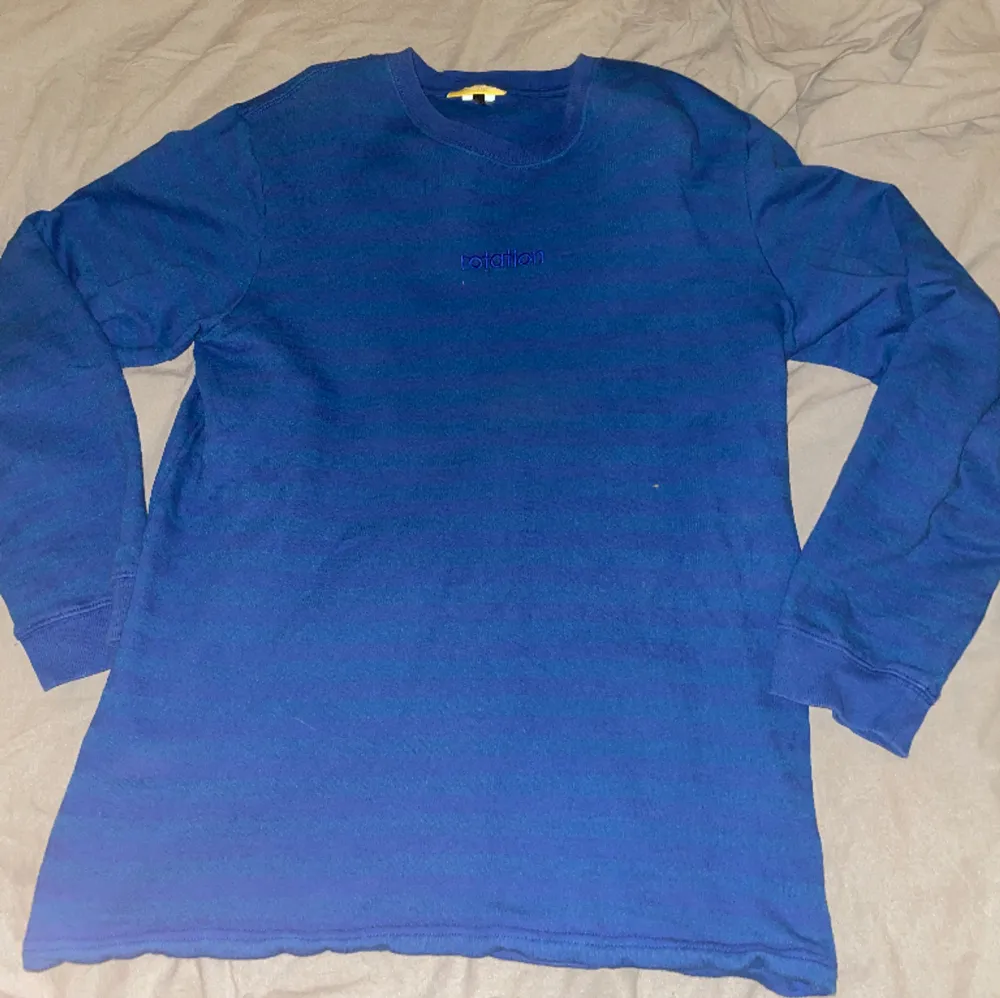 Säljer denna blå/gönrandiga Rotation sweater då den inte längre kommer till använding :) . Tröjor & Koftor.