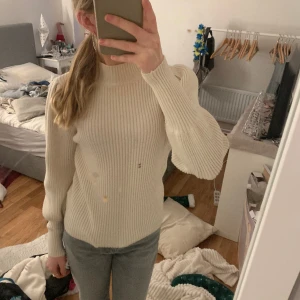 stickad tröja - tröjan är från only och köptes för 600 kr. obs det är spegeln som är smutsig, inte tröjan men den tvättas såklart innan den skickas‼️ den är egentligen lite mer krämvit än beige.