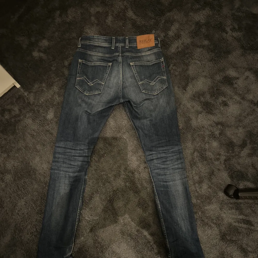 Hej! Jag säljer mina feta replay jeans som jag tyvärr bara använt 2-3 gånger. Slå en signal för fler bilder eller frågor!😃. Jeans & Byxor.