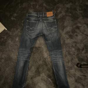Hej! Jag säljer mina feta replay jeans som jag tyvärr bara använt 2-3 gånger. Slå en signal för fler bilder eller frågor!😃