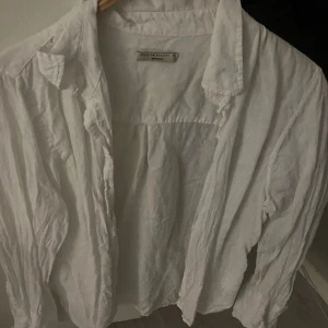 Linne skjorta  - Linne skjorta från ginatricot 🤍 Storlek M , superfin men lite skrynklig nu när den hängt i min garderob 🤍