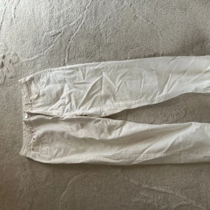 Vita jeans - Vita jeans från Gina tricot i storlek 40. Har tyvärr en lite fläck