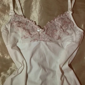 vitt linne - 🎀fint vitt linne med rosettdetaljer