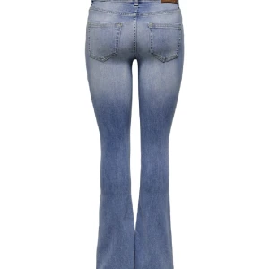 Mid waist jeans - Säljer nu dessa jeans från only. Har råkat köpa två likadana.