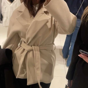 Beige kappa - Säljer denna fina kappa från Missäy, köpt i affär på nordstan. Väldigt basic och passar till allt 🤍