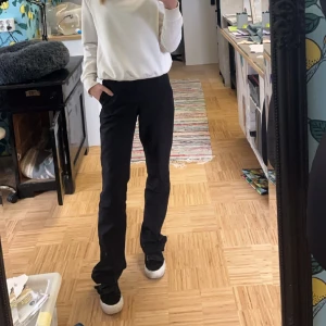 Låg midjade Kostym byxor  - Kostym byxor från bik bok, köpta för ett år sedan fins inget tecken på använing,köpta för 500kr