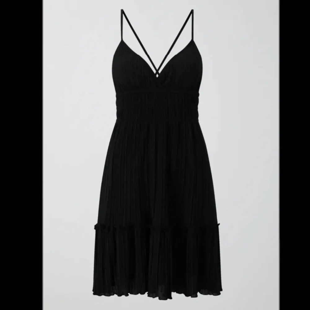 säljer denna svarta klänning från Gina Tricot💘 köpte i somras men ej använt därav det höga priset, prislapp sitter kvar. Klänningar.