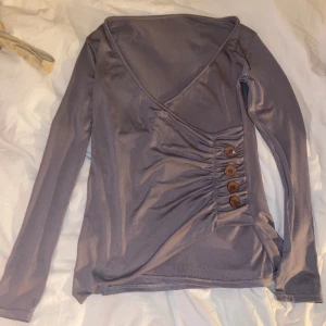 y2k topp - SKIT SÖÖÖT TRÖJA!! älskar den så mycket men använder aldrig den :(( står ingen storlek men skulle gissa på S-L beroende på hur man vill att den ska sitta. skick 9/10