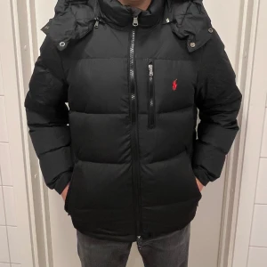 Ralph Lauren jacka - Svart Ralph Lauren jacka. Storlek S. Priset ligger på 2800 och kommer inte gå ner i pris. DVS ej prutbar.