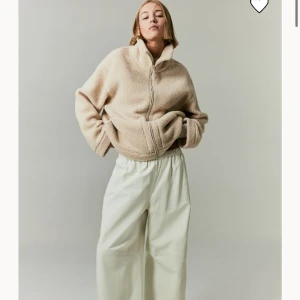 Teddyjacka - Säljer den trendiga teddyjacka från Hm som är slutsåld! Jätte snygg o passar till allt!😁