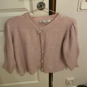 Stickad kofta - Säljer en baby rosa stickad kofta, från zara i storlek M. Endast använt 2 gånger 