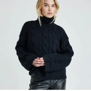 Stickad tröja - Supermysig kabelstickad tröja ifrån Bikbok, storlek s. Helt slutsåld!