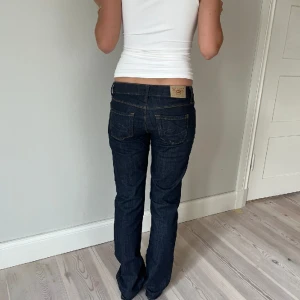 Lågmidjade snygga jeans  - Snygga vintage jeans!💕  Midjemått( rätt över): 39cm Inerbenslängd: 80cm Lårmått ( rätt över):24cm    Köp gärna via ”KÖP NU”💖 Skriv ifall ni har några frågor eller funderingar // perfectjeans🫶