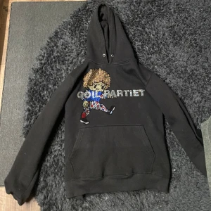 Cosa Nostra Stockholm Goilpartiet hoodie - Det är en cosa nostra tröja som jag köpte från deras hemsida för ungefär ett år sedan, den är sparsamt använd och jag säljer den för att den är för liten. Deftekter : snörena saknas och några kristaller kan va borta, annars är den så gott som ny