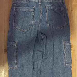 Blå cargo jeans med sidfickor 