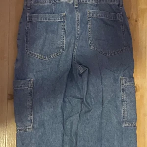 Cargo jeans  - Blå cargo jeans med sidfickor 